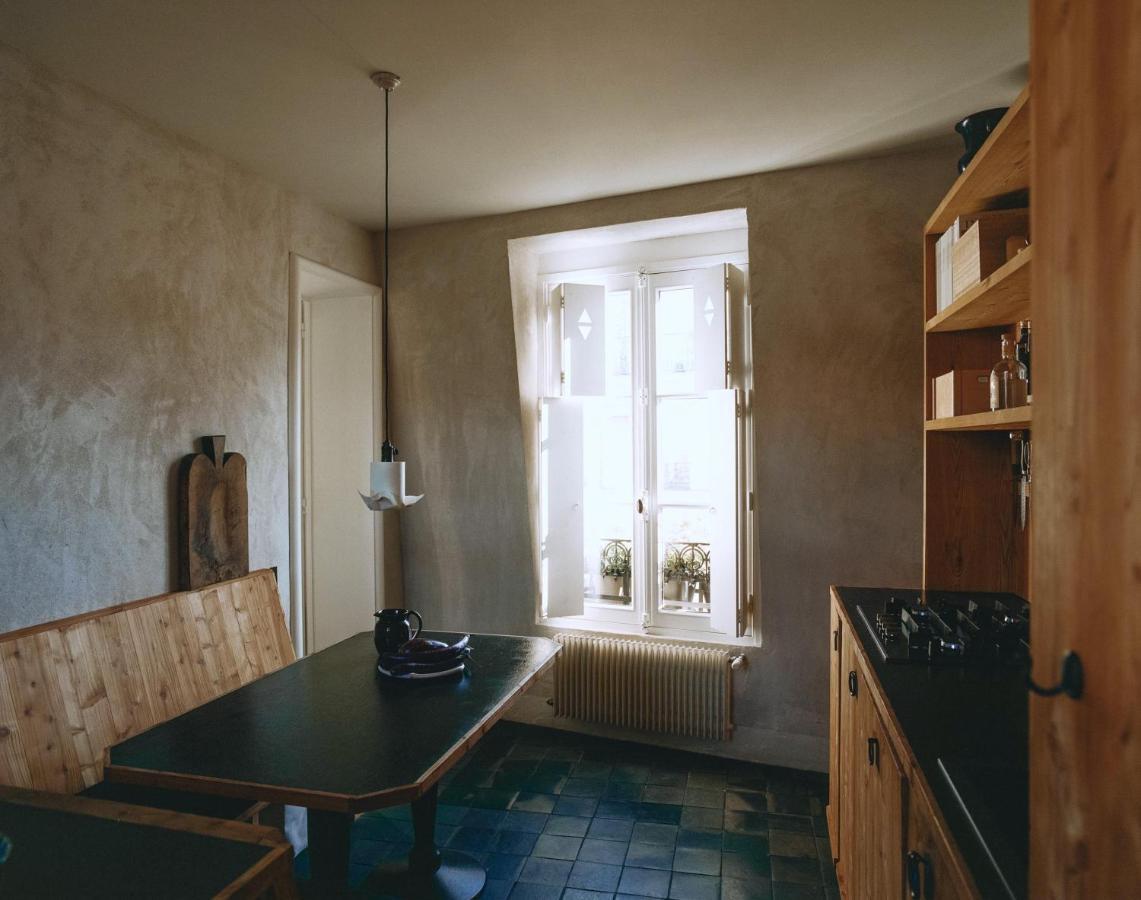 Famous Parisian Designer's Pied-a-terre In Le Marais Appartement *