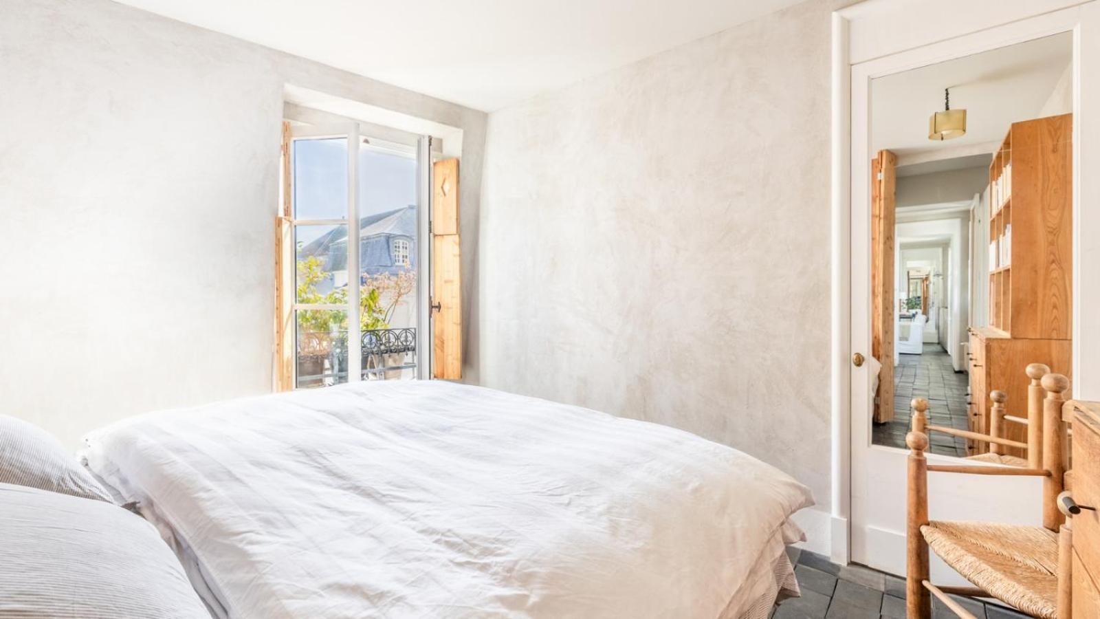 Famous Parisian Designer's Pied-a-terre In Le Marais Appartement *